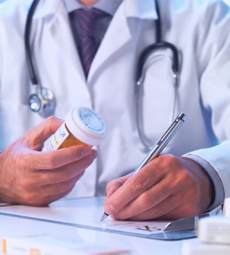 Врач выдает препарат на приеме